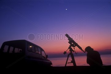 Observation astronomique à la lunette en bord de mer France