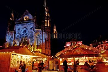 Weihnachtsmarkt vor dem St-Etienne Mulhouse France Tempel