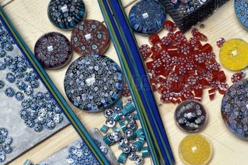 Perlenstand für Juwelen mit Murano in Italien