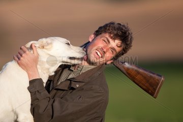 Instant of complicity between a hunter and his labrador