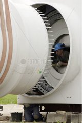 Ouvrier au coeur du rotor d'une éolienne avant montage