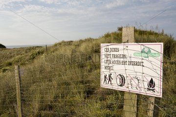 Schild  das den Zugang zu den Dünen auf Ré Island Frankreich verbietet