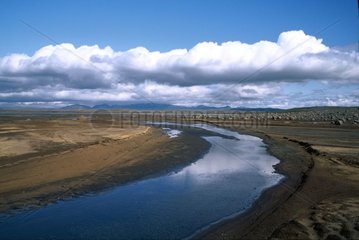 Cours d'eau éphémère et désert minéral centre de l'Islande