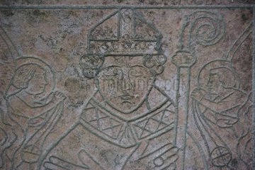 Charaktere  die auf einer Abbey der Tombstone Fontenay geschnitzt sind