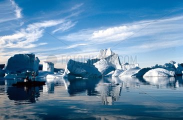 Kayak de mer et Icebergs dans une baie Groenland