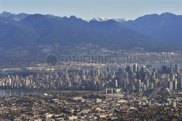 Wolkenkratzer Vancouver am FuÃŸe der Berge Kanada