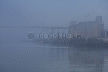Dock und Brücke im Nebel auf der Loire Nantes Frankreich