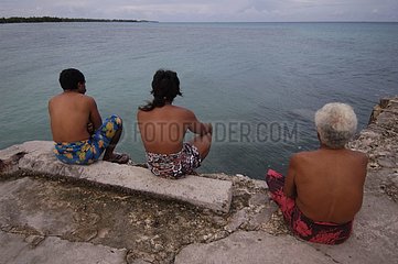 Pêcheurs au lever du jour Funafuti Tuvalu