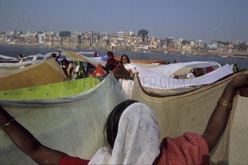 Trocknen der Wäsche am Rande des Ganges Indien