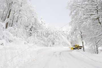 Enlargement of a road in the snowy Aigoual