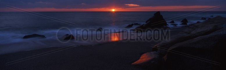 Crépuscule sur Port Bara Côte Sauvage de Quiberon Bretagne