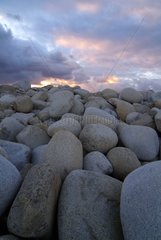 Kieselsteine ??bei Sonnenuntergang auf Grande Island Frankreich