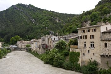 Dorf am Fluss Drome im Frühjahr Frankreich