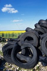 Ablagerung von abgenutzten Reifen in der Natur