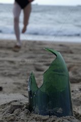 Stück zerbrochener Flasche am Strand Frankreich