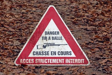 Sign indicating a current hunting France