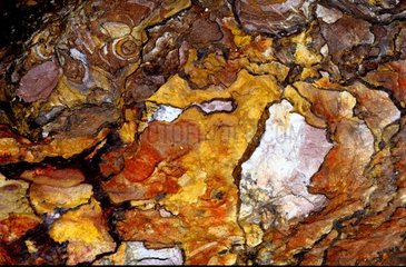 Oxydations Mineralien im Sandstein in einer alten Mine