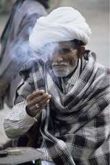 Indianer trägt einen Turban in Rajasthan Indien