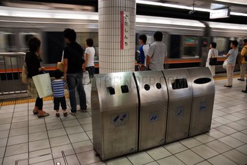 Sortieren von Behältern in U -Bahn -Stationen in Osaka