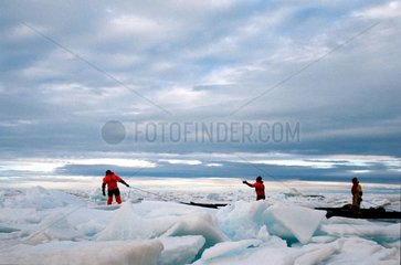 Crossing of plates of ice with a kayak
