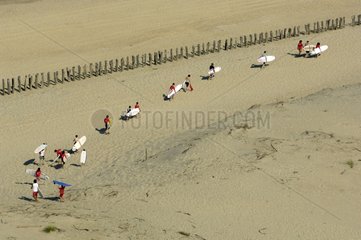 Surfer überqueren die Küste Dunes Charente-Maritime Frankreich