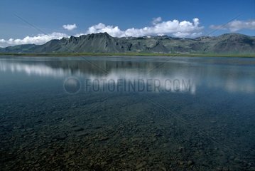 Reflet des montagnes volcaniques dans un lac Islande