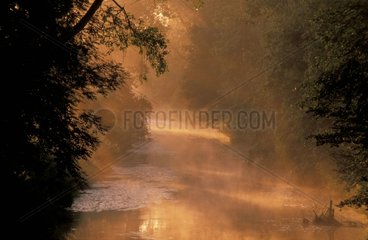 Nebel bei Tagesanbruch auf einem deutschen Fluss