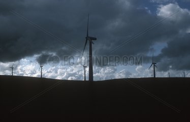 Windturbinen bei Bryn Titli Windfarm und Stormy Sky Wales