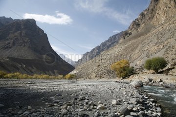 Mountain Torrent im Katamjai -Tal in Kirgisistan