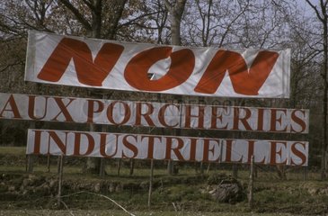 Panneau de protestation contre une porcherie industrielle
