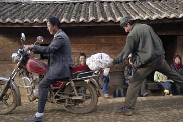 Im Dorf Moso Ein Motorrad auf der Straße