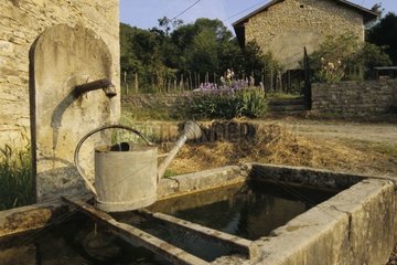 Füllung einer Wasserversorgung an einem Brunnengänger Frankreich
