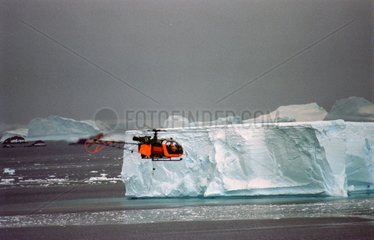 Militärhubschrauber  der über die Eisberge fliegt