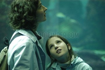 Mutter und Mädchen  die ein Aquarium Frankreich besuchen