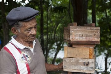 Installation of hives. Training organized by the Chico Mendes Scientific Institute for Ribeirinhos populations living along the Araguari River in the Amazon with the objective of producing honey initially for personal consumption and eventually for sale; Trainer Douglas Schwank.