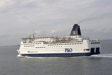 Bac P&O de Bilbao naviguant dans le port de Portsmouth