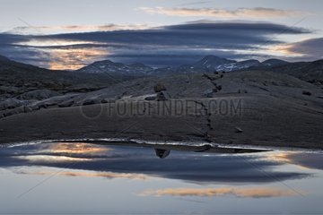 See am Sonnenuntergangsgebiet von Jotunheim Norwegen