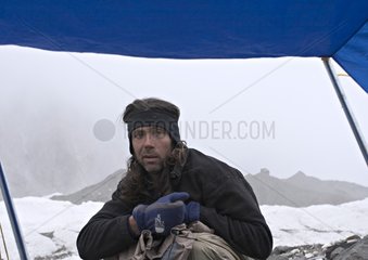 Alpiniste au Camp de Base un jour de mauvais temps