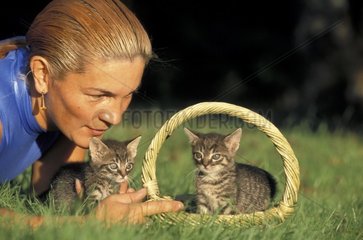 Frau und Kätzchen in einem Frankreichkorb