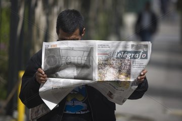 Mann  der das Papier auf der Straße Quito Ecuador lesen