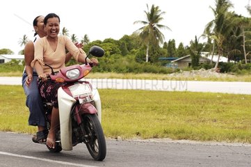 Polynésienne se déplaçant à moto Funafuti Tuvalu