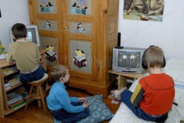 Jungen  die Computer spielen und fernsehen