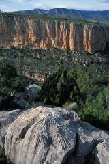 Kalksteingestein mit Laken und Klippe in Chulilla Spanien