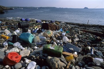 Abfälle  die am Meer auf der Insel Ushant Frankreich gebracht wurden