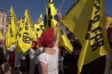 Gelbe Flagge  die den nuklearen Lyon Frankreich verurteilt
