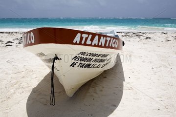 Fischereiboot an einem Strand des karibischen Meeres Mexiko