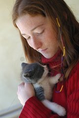 Jeune fille caressant un chaton Provence