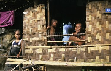 Familie am Fenster Myanmar