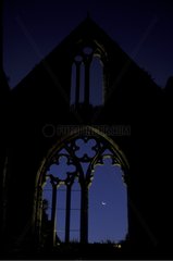 Mond steigt auf den Abbey -Ruinen von Beauport Brittany auf