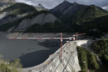 Work on reinforcement of the Chambon dam  in 2014. The reinforcement works allow to treat 3 problems observed on the dam  caused mainly by the phenomenon of alkali-reaction. Alps  France